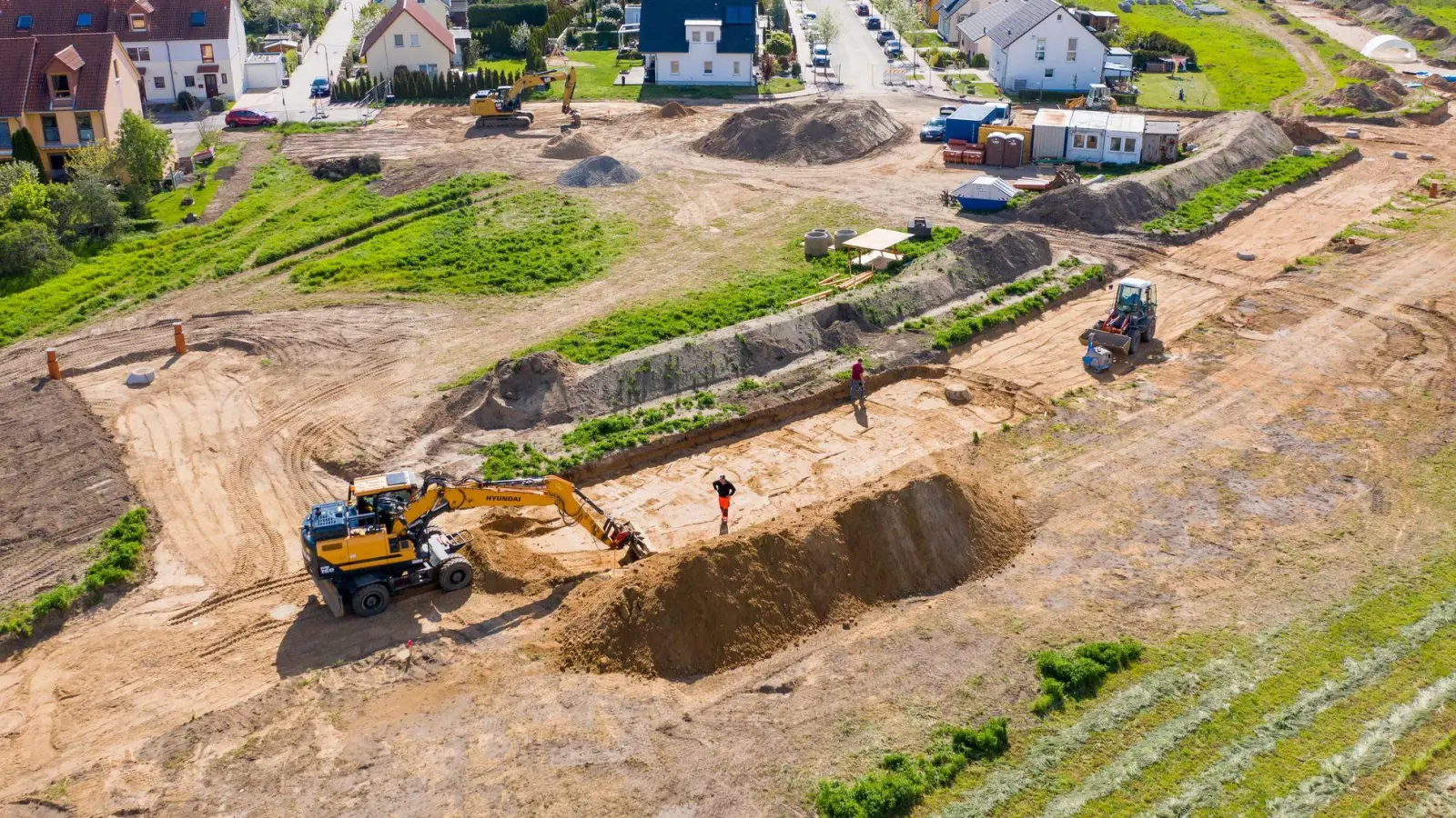 Öffentliche Karten oder Gutachten vom Nachbargrundstück bieten nur allgemeine Hinweise. Die Bodenverhältnisse auf dem eigenen Grundstück können völlig anders sein. (Foto: Jan Woitas/dpa/dpa-tmn)