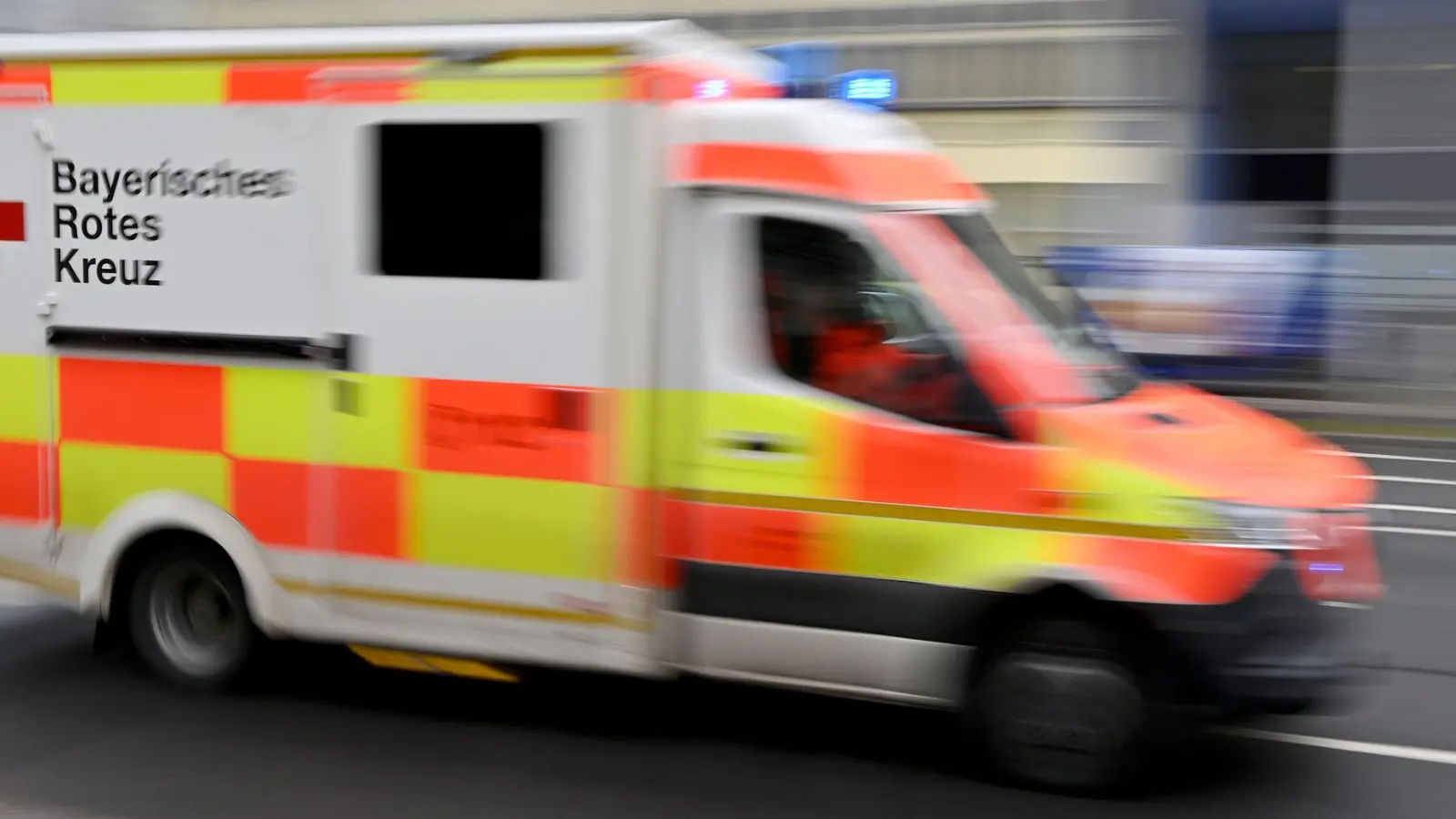Das schwer verletzte Kind wurde reanimiert und ins Krankenhaus gebracht. (Symbolbild) (Foto: Peter Kneffel/dpa)