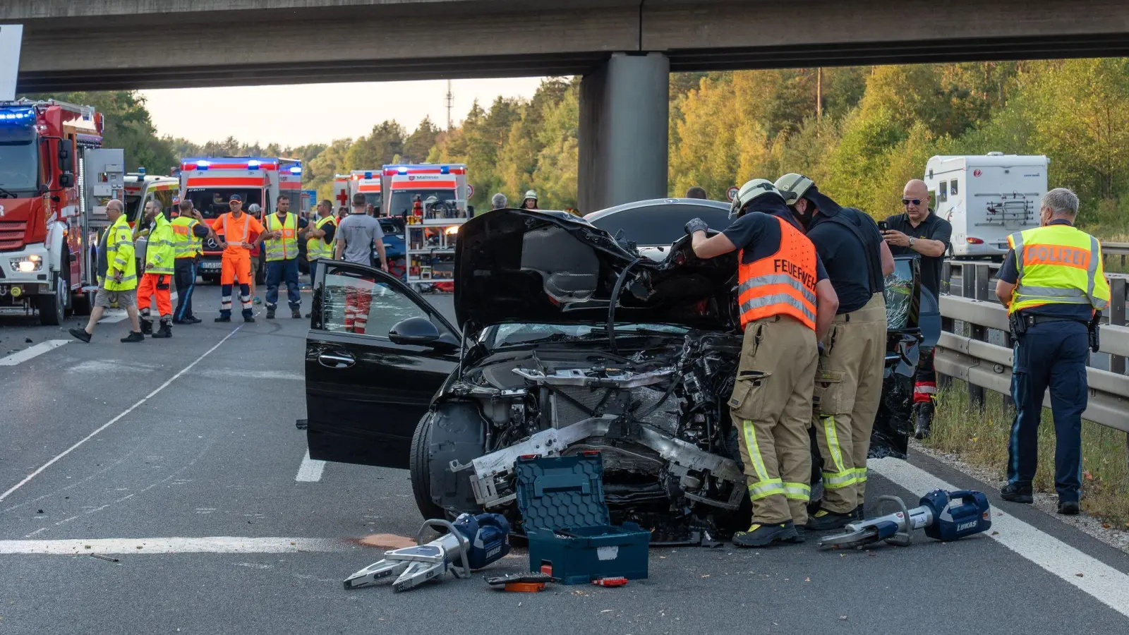 Mehrere Fahrzeuge sind auf der A73 bei Bamberg in einen Unfall verwickelt. (Foto: Ferdinand Merzbach/NEWS5/dpa)