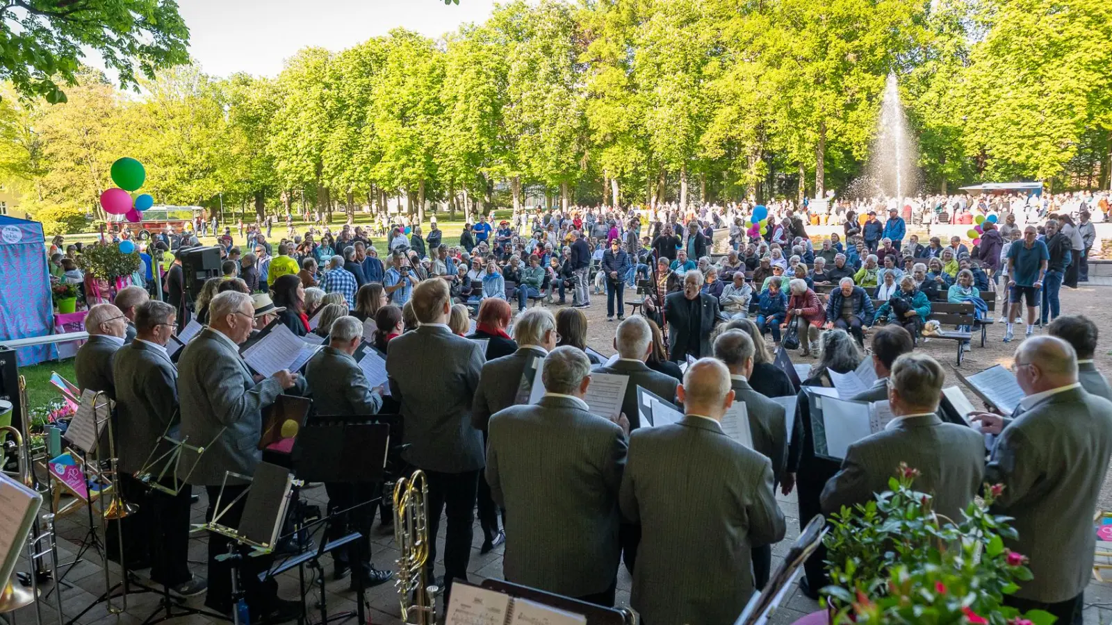 Der Chor Lyra aus Ickelheim war einer der musikalischen Akteure. Rund um den Seerosenbrunnen füllte sich das Areal. (Foto: Mirko Fryska)