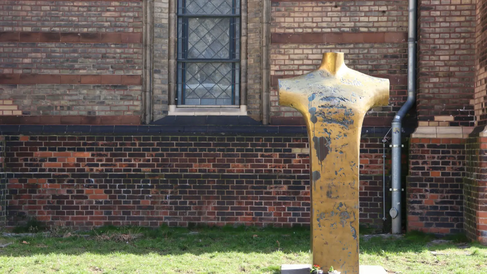 Karl Biedermanns Dietrich-Bonhoeffer-Denkmal an der Westseite der Berliner Zionskirche, in der der im KZ Flossenbürg ermorderte evangelische Theologe 1932 predigte und konfirmierte. (Foto: Martina Haas)