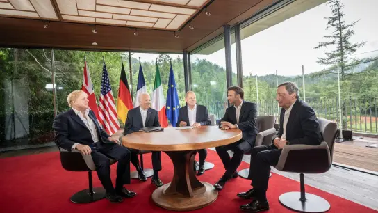 Boris Johnson, Premierminister von Großbritannien, US-Präsident Joe Biden, Bundeskanzler Olaf Scholz (SPD), Emmanuel Macron, Präsident von Frankreich und Mario Draghi, Premierminister von Italien, sitzen bei einem Arbeitsgespräch am letzten Tag des dreitägigen G7-Gipfel zusammen. (Foto: Michael Kappeler/dpa)