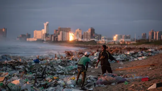 Müll am Strand von Durban, der durch die ungewöhnlich heftigen Niederschläge angespült worden ist. (Foto: Lebohang Motaung/XinHua/dpa)