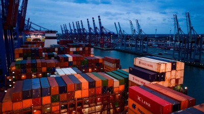 Container in Hamburg am Burchardkai auf dem Deck eines Frachters. (Foto: Axel Heimken/dpa)