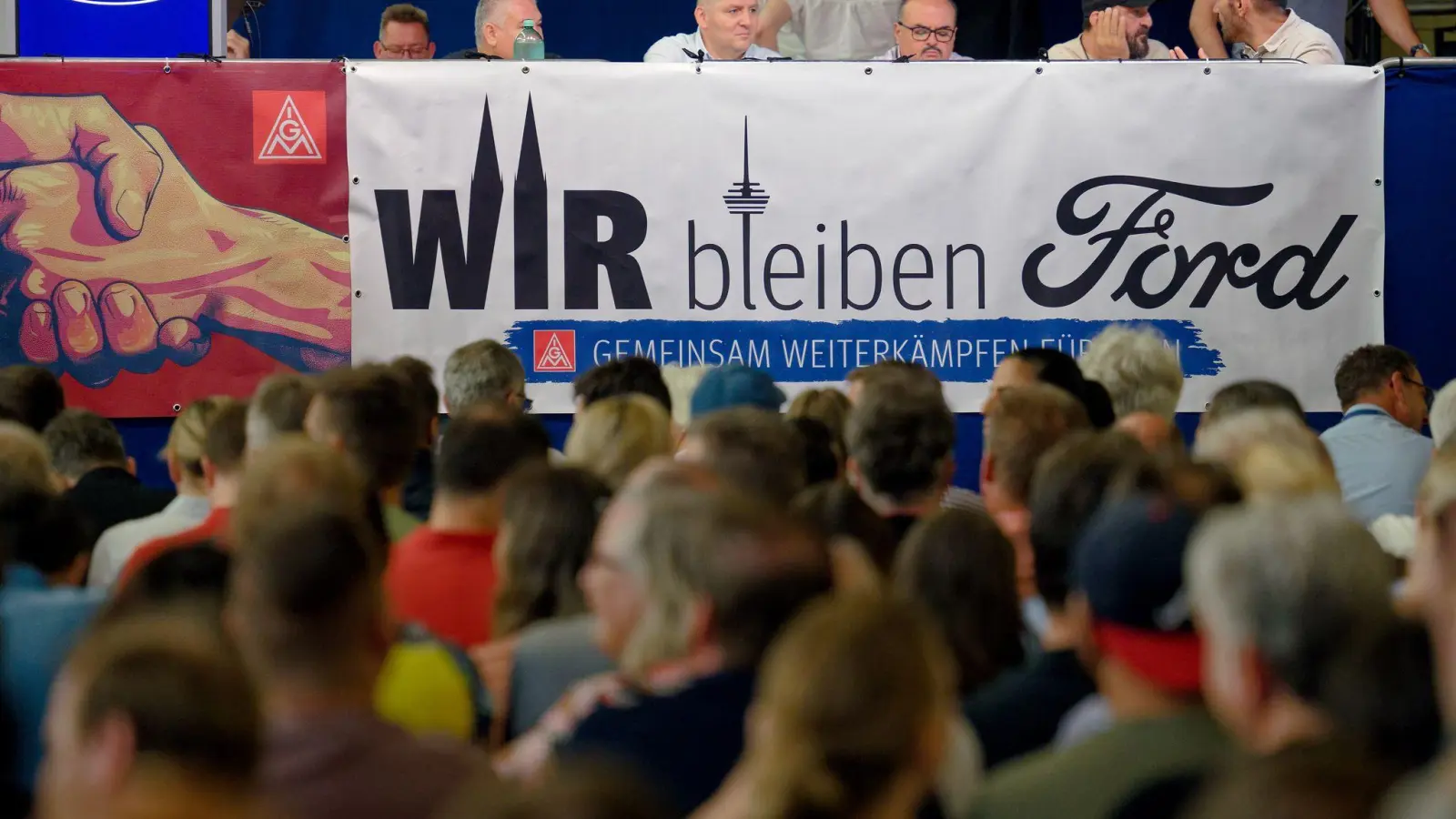 Der Andrang ist groß bei der Betriebsversammlung beim Kölner Autobauer Ford Deutschland. (Foto: Henning Kaiser/dpa)