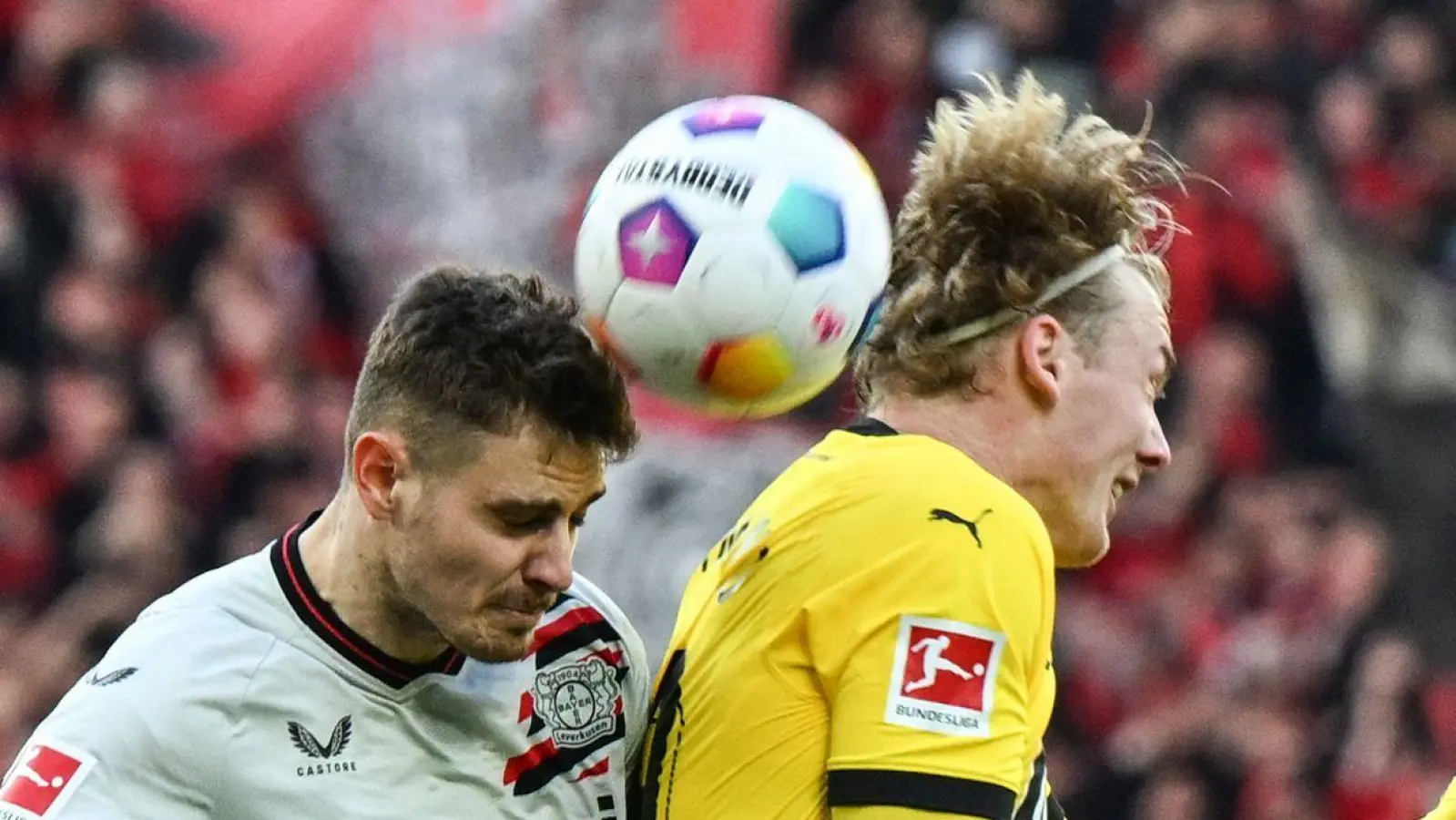 Leverkusens Josip Stanisic und Dortmunds Julian Brandt kämpfen um den Ball. (Foto: Federico Gambarini/dpa)