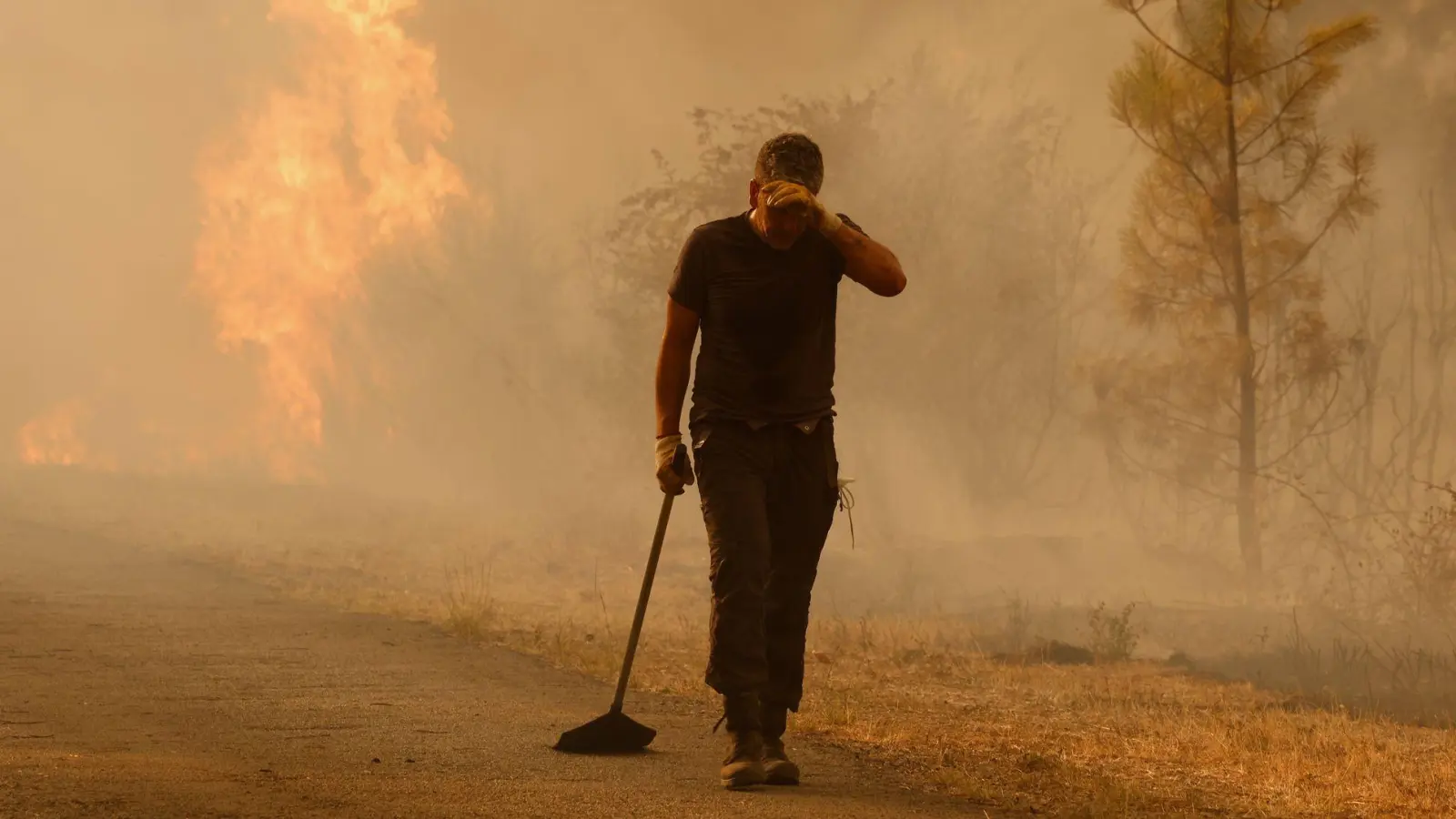 Das extrem heiße Wetter, die zusätzliche Gluthitze der Brände und der viele Rauch bringt die Brandbekämpfer an den Rand ihrer Kräfte. (Foto: Lalo R. Villar/AP/dpa)