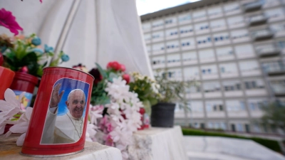 Papst Franziskus muss sich noch von seiner Bauchoperation erholen. (Foto: Andrew Medichini/AP/dpa)