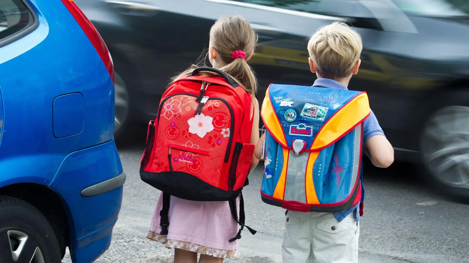 Wenn viele Eltern ihre Kinder morgens mit dem Auto zur Schule bringen, kommt es vor den Schulgebäuden zu unübersichtlichen und gefährlichen Situationen. (Foto: Patrick Pleul/dpa-Zentralbild/dpa)