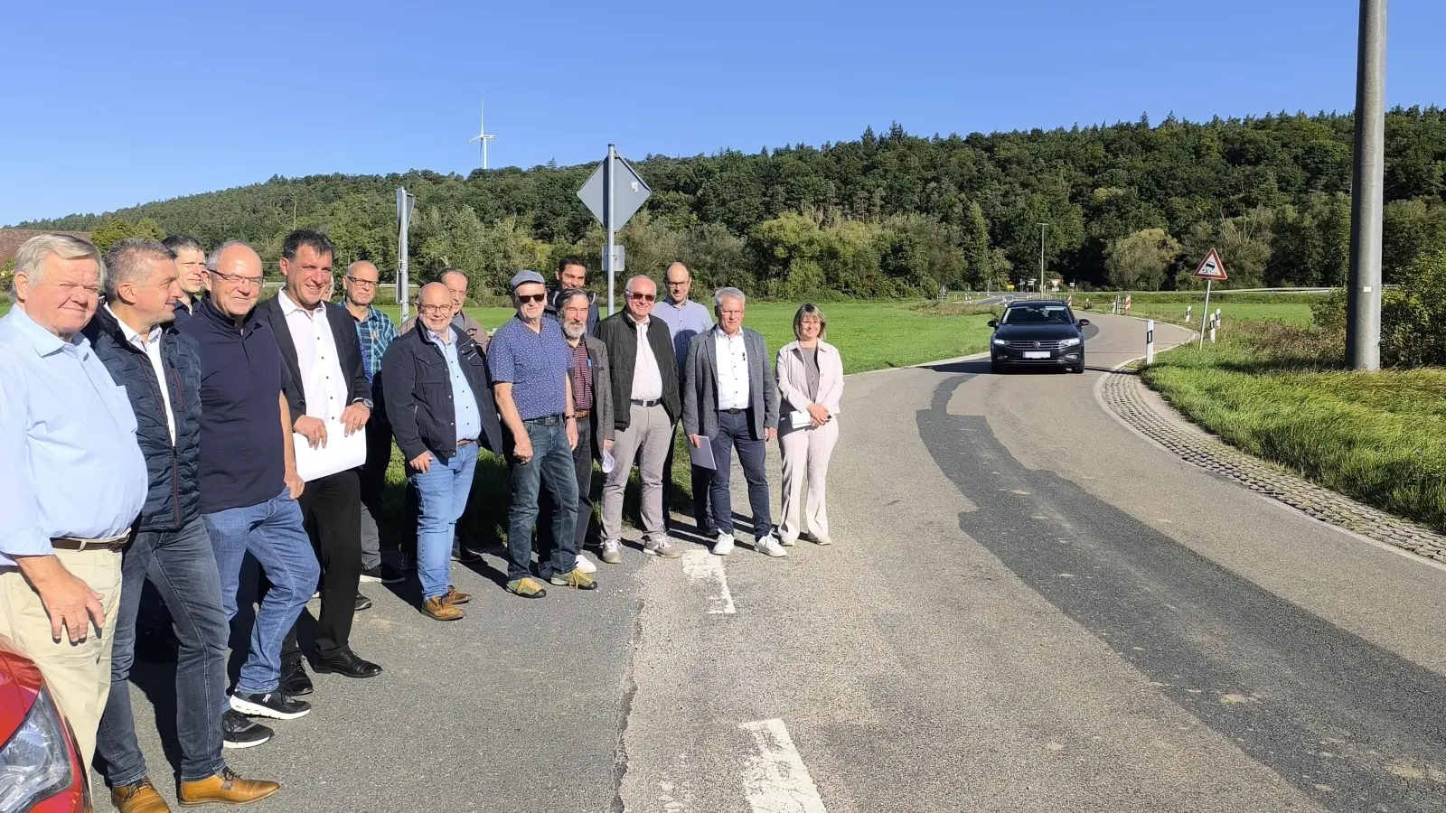 Der Bau- und Verkehrsausschuss des Ansbacher Kreistags machte sich vor Ort ein Bild von den Straßenschäden auf der Strecke zwischen Münchzell und Bonnhof.  (Foto: Thomas Schaller)