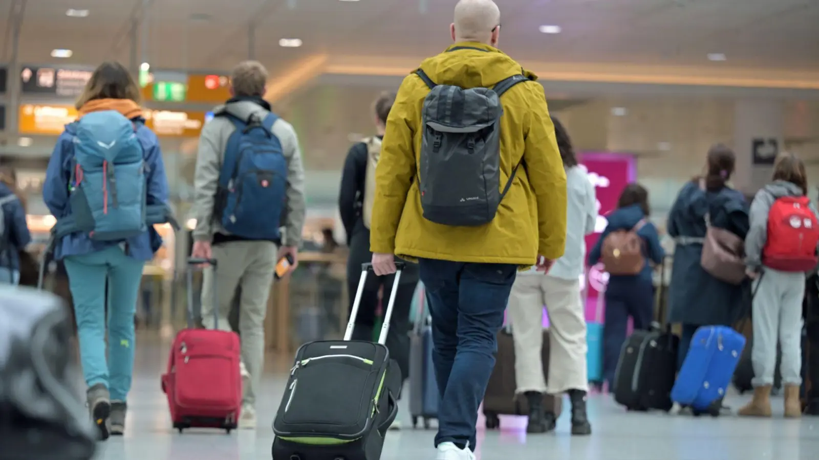 Der Rollkoffer kostet bei Lufthansa künftig extra. (Symbolbild) (Foto: Malin Wunderlich/dpa)