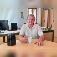 Bürgermeister Johannes Hudezeck an seinem Arbeitsplatz. Kaffee trinkt er gerne und bereitet ihn selbst schon mal „militärisch” zu. „Meistens schmeckt er dann”, schmunzelt er. (Foto: Anita Dlugoß)