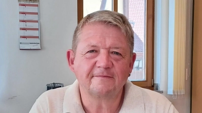 Bürgermeister Johannes Hudezeck an seinem Arbeitsplatz. Kaffee trinkt er gerne und bereitet ihn selbst schon mal „militärisch” zu. „Meistens schmeckt er dann”, schmunzelt er. (Foto: Anita Dlugoß)