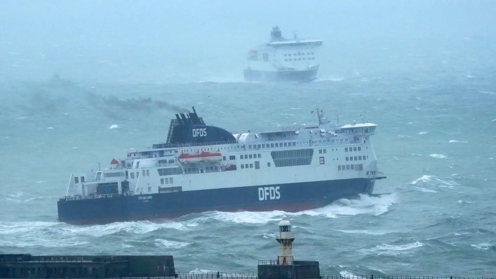 Fähren laufen im Hafen von Dover ein und aus, während der Sturm „Babet“ über das Vereinigte Königreich hinwegfegt. (Foto: Gareth Fuller/PA Wire/dpa)