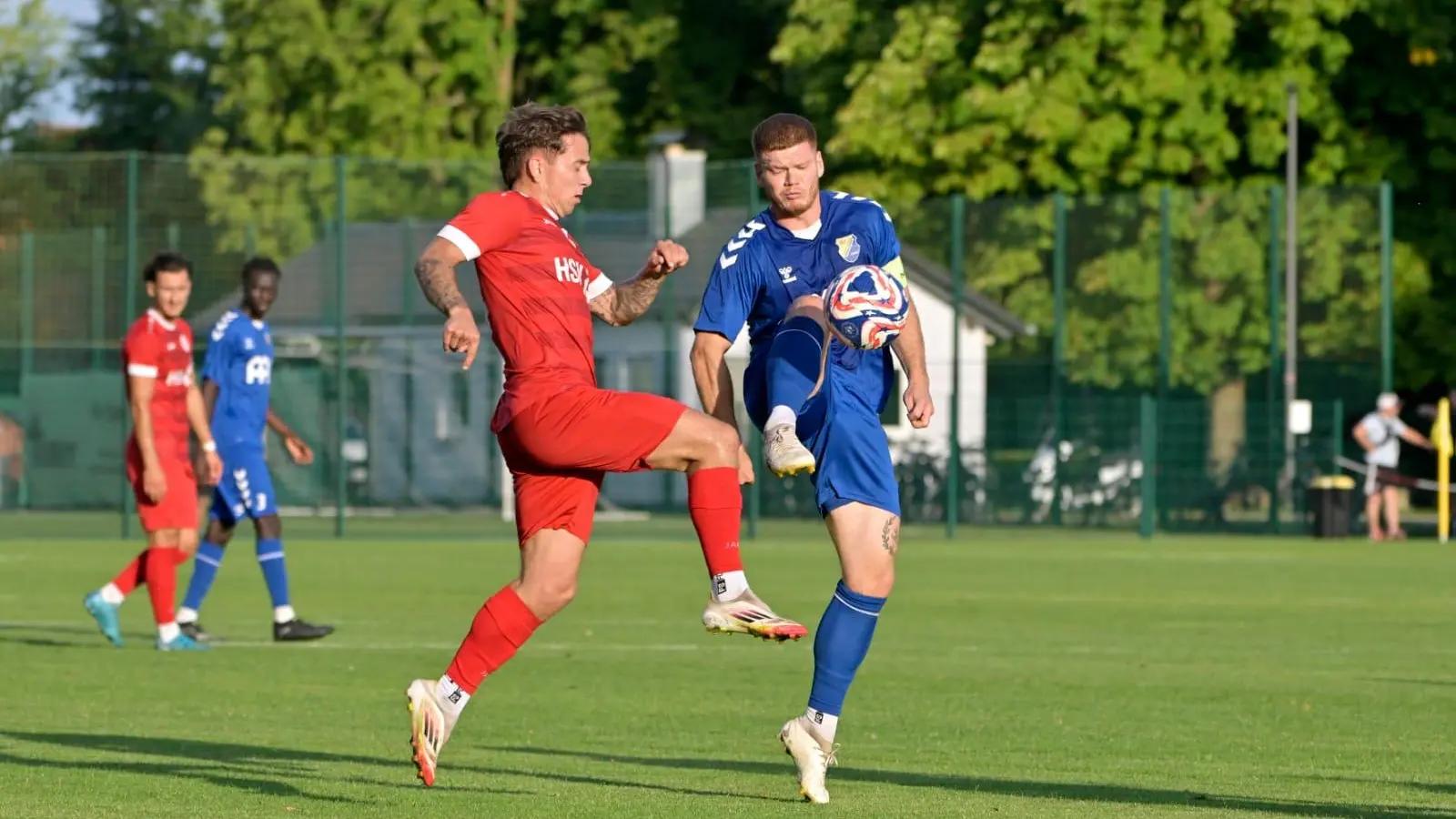 Kapitän Niklas Körber (rechts) holte mit dem SVG Steinachgrund gegen den SC Feucht den ersten Saisonsieg. (Foto: Martin Rügner)