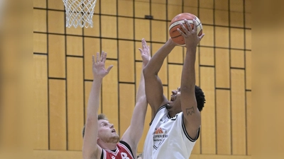 Dem Neustädter Aaron Lachner (rechts, hier gegen Leitershofen) gelangen in Neumarkt fünf Dreier im 1. Viertel. (Foto: Martin Rügner)