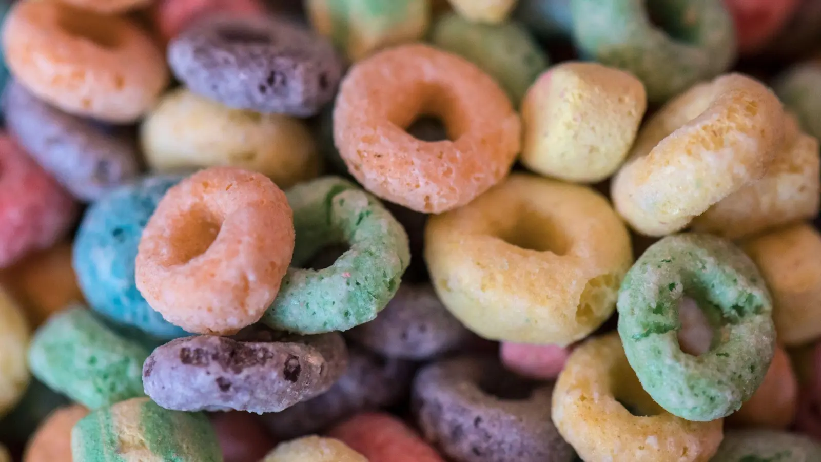 Schön bunt, aber auch reich an Zucker: Die meisten Kinder-Cerealien übersteigen die WHO-Richtwerte von 12,5 g auf 100 g. (Foto: Boris Roessler/dpa/dpa-tmn)