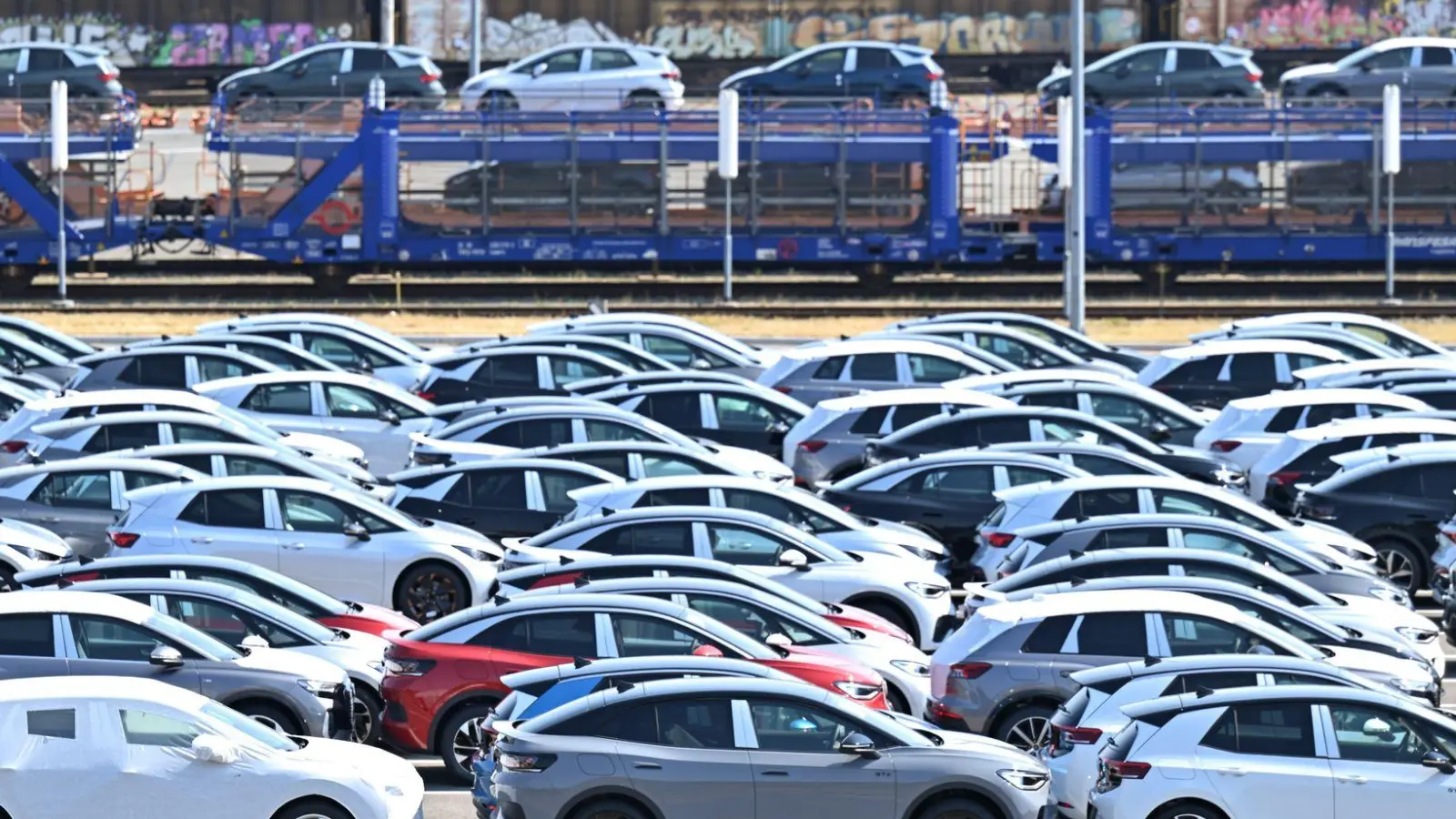 In Europa verkaufte der Konzern mit allen Marken fast drei Viertel mehr Batterieelektrofahrzeuge. (Archivbild) (Foto: Hendrik Schmidt/dpa)