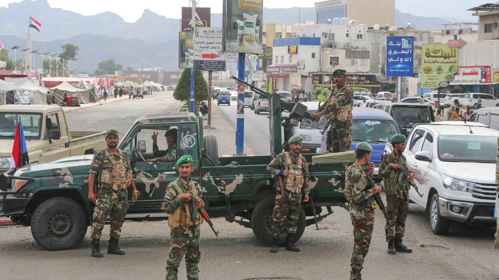 Soldaten des Südlichen Übergangsrats (STC) stehen an einem Kontrollpunkt in Aden. (Foto: -/AP/dpa)