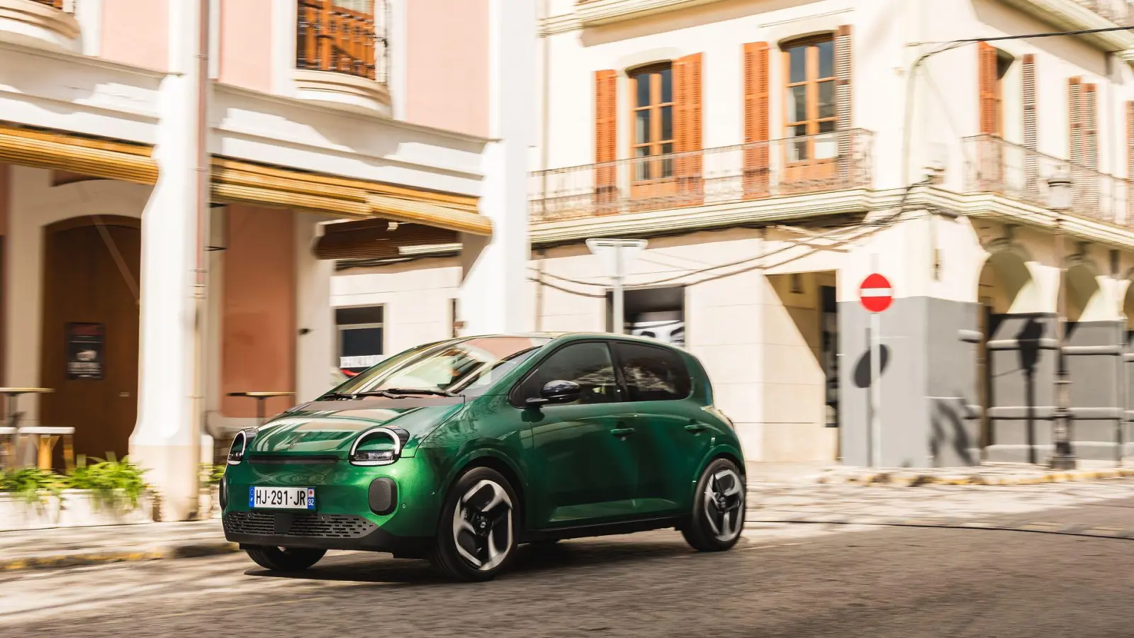 Elektrischer Cityflitzer ab 19.990 Euro: Renault bringt den Twingo als günstiges Elektroauto mit Retrodesign, farbenfrohen Optionen und überraschend viel Platz zurück. (Foto: Renault/dpa-tmn)