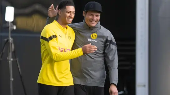 Borussia Dortmunds Trainer Edin Terzic (r) spricht mit Jude Bellingham. (Foto: Bernd Thissen/dpa)