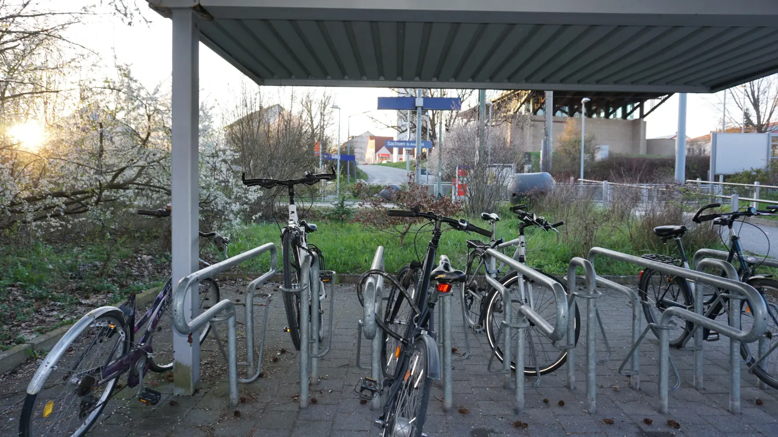 Selbst in den Abendstunden sind die vorhandenen Abstellplätze am S-Bahn-Halt Sachsen noch gut belegt. Deshalb will die Gemeinde nachrüsten. (Foto: Andrea Walke)