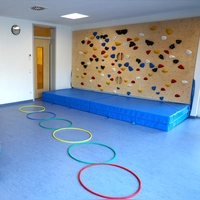 Der neue Turnraum mit Kletterwand lädt zur sportlichen Betätigung ein. (Foto: Marie Schindler)
