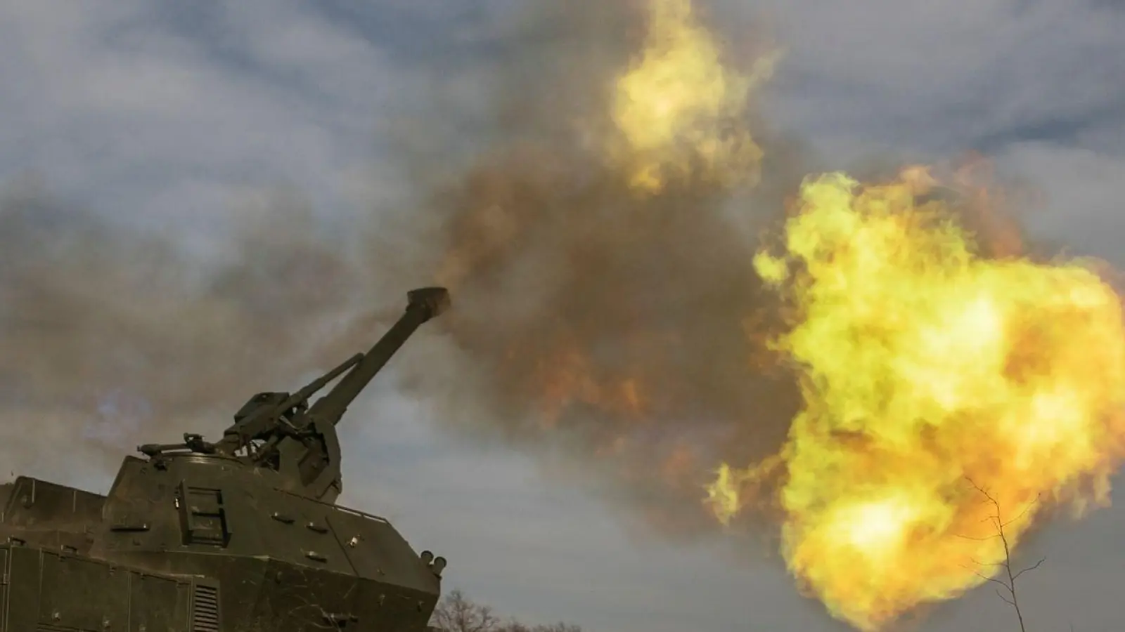 Eine ukrainische 152-mm-Panzerhaubitze Dana feuert auf russische Stellungen in der Region Donezk. (Foto: Roman Chop/AP/dpa)