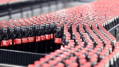 Coca-Cola ist bei vielen Verbrauchern in Deutschland beliebt. (Foto: Uli Deck/dpa)