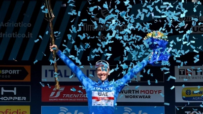Tadej Pogacar feiert seinen Gesamtsieg bei der Tirreno-Adriatico. (Foto: Gian Mattia D'alberto/LaPresse/AP/dpa)