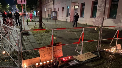 Der Bürgersteig vor dem jüdischen Gemeindezentrum an der Brunnenstraße ist nach dem versuchten Brandanschlag abgesperrt. (Foto: Sascha Meyer/dpa)
