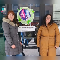 Sie durften einen Blick hinter die Kulissen des finnischen Bildungssystems werfen (von links): Martina Weidner-Scheeler, Leiterin der Ansbacher Kita Kunterbunt, und ihre Kollegin Alexandra Bunk, hier vor einem Familienzentrum in Skandinavien. (Archivbild: Stadt Ansbach/Kinderhaus Kunterbunt.)