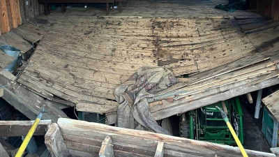 In einem Gebäude in ländlicher Natur sollte die Trauung stattfinden - Überfüllung könnte die Ursache für den Einbruch des Holzfußbodens sein. (Foto: Uncredited/New Hampshire State Fire Marshal/AP/dpa)
