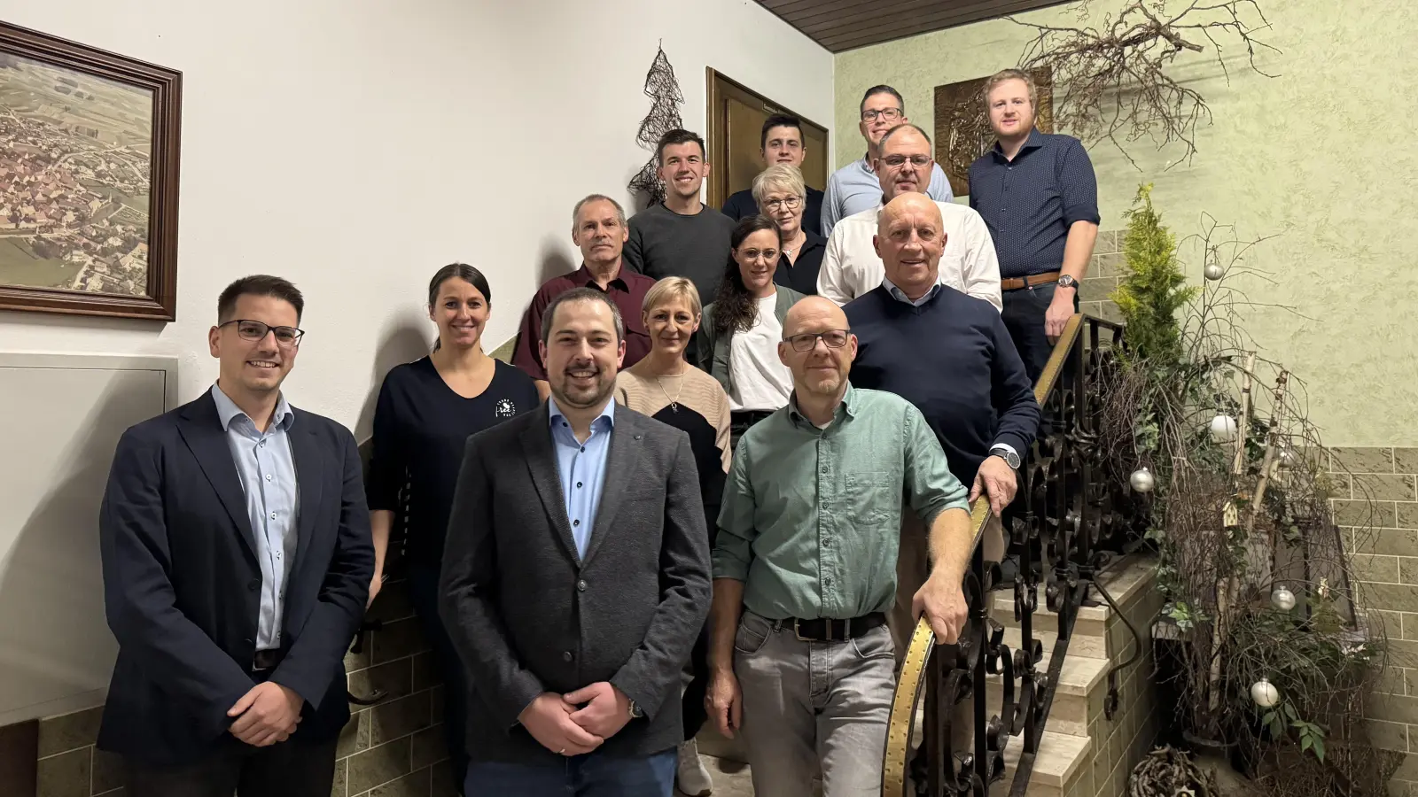 Bürgermeisterherausforderer Andre Höger (vorne Mitte) stellte sich mit den Kandidatinnen und Kandidaten sowie den Ersatzleuten für die Stadtratsliste der CSU/Freien Wähler Merkendorf, die an der Nominierungsversammlung anwesend waren, zum Gruppenfoto auf. (Foto: Dr. Johannes Popp)