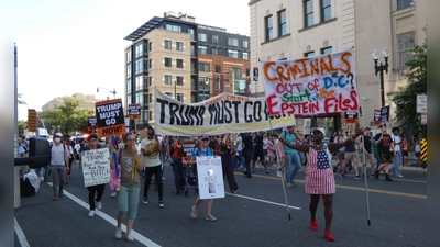 Nach Trumps Dekret regt sich erster Protest in der Hauptstadt. (Foto: Luzia Geier/dpa)