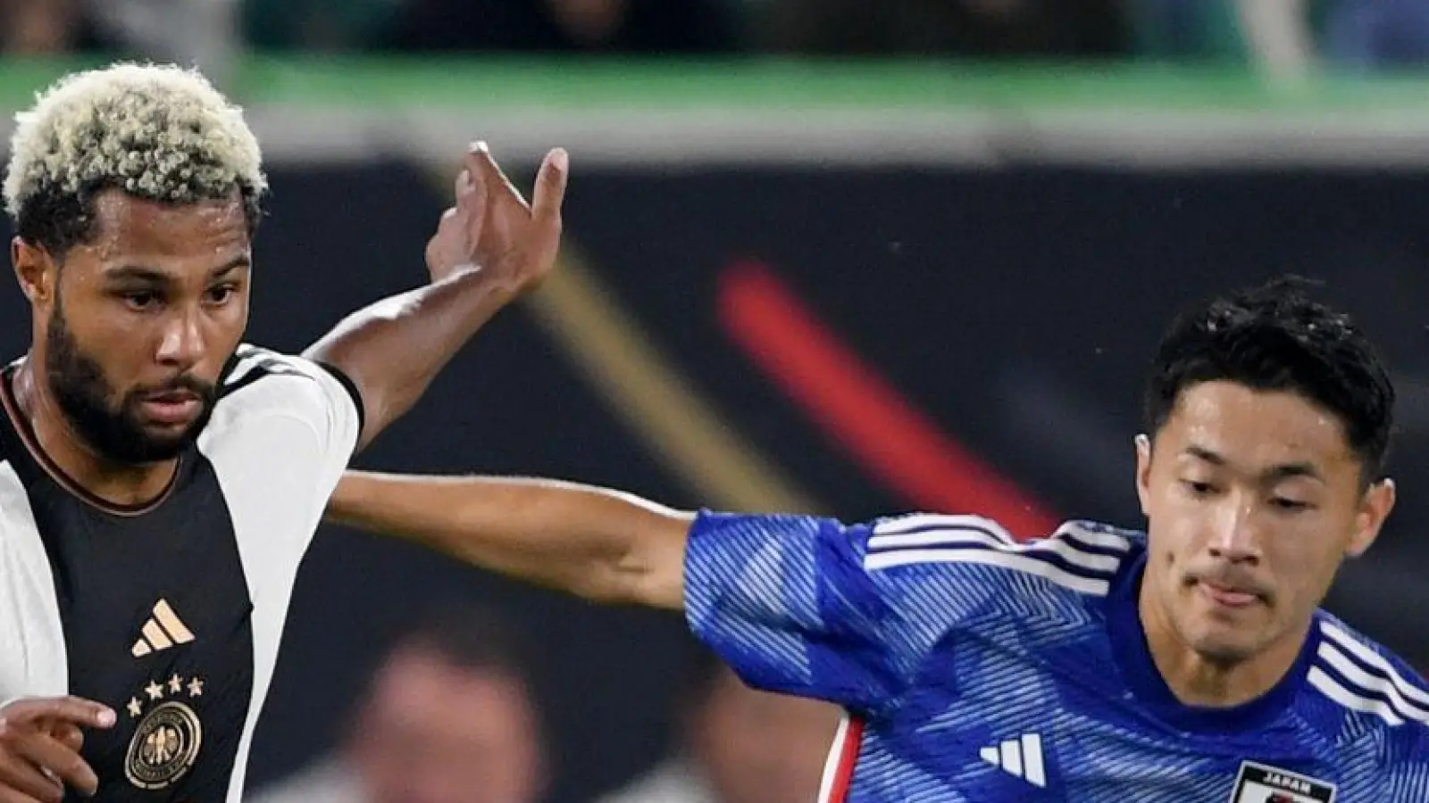 Wechselt zu Werder Bremen: Japans Nationalspieler Yukinari Sugawara (r) (Archivbild) (Foto: Swen Pförtner/dpa)