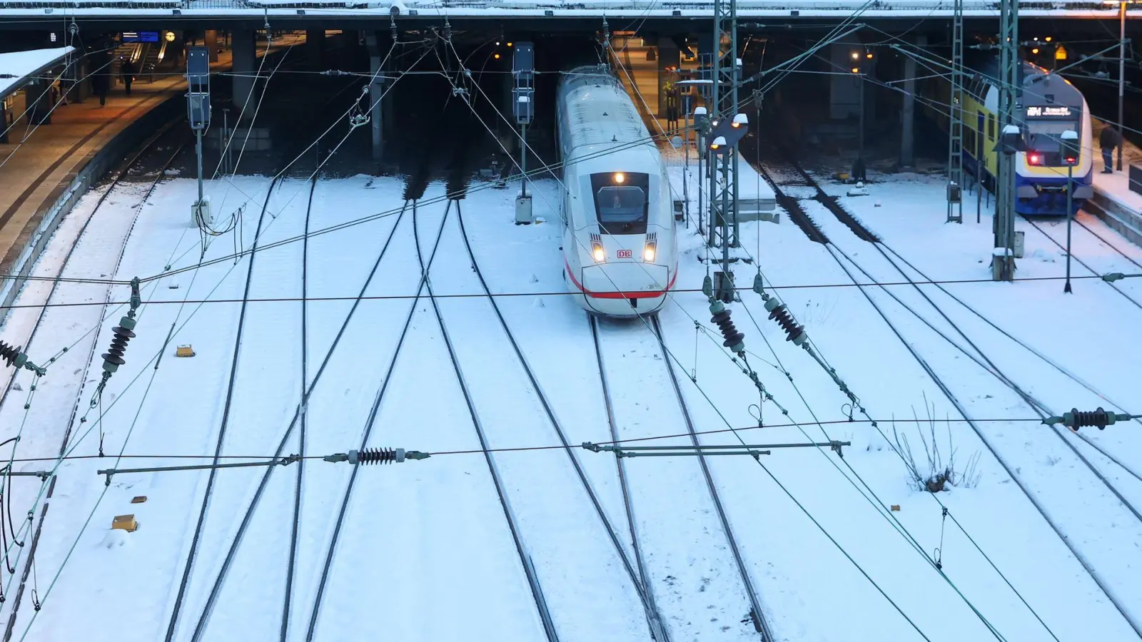 Die Deutsche Bahn rechnet angesichts der Glätte in Teilen Deutschlands mit Verspätungen. (Archivbild) (Foto: Bodo Marks/dpa)