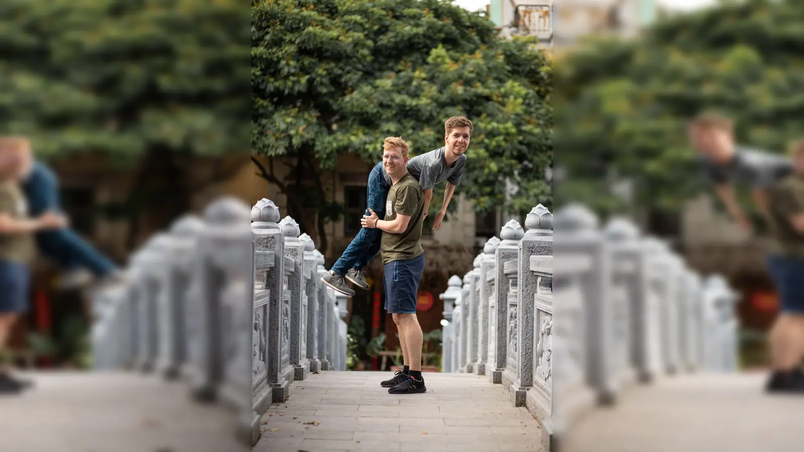 Lovis  Wiefelschütz trägt seinen Freund Alexander Källner über der Schulter auf einer Brücke in Vietnam. (Foto: Lea Reitemeyer/Lovis Wiefelspütz/dpa)