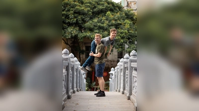 Lovis  Wiefelschütz trägt seinen Freund Alexander Källner über der Schulter auf einer Brücke in Vietnam. (Foto: Lea Reitemeyer/Lovis Wiefelspütz/dpa)