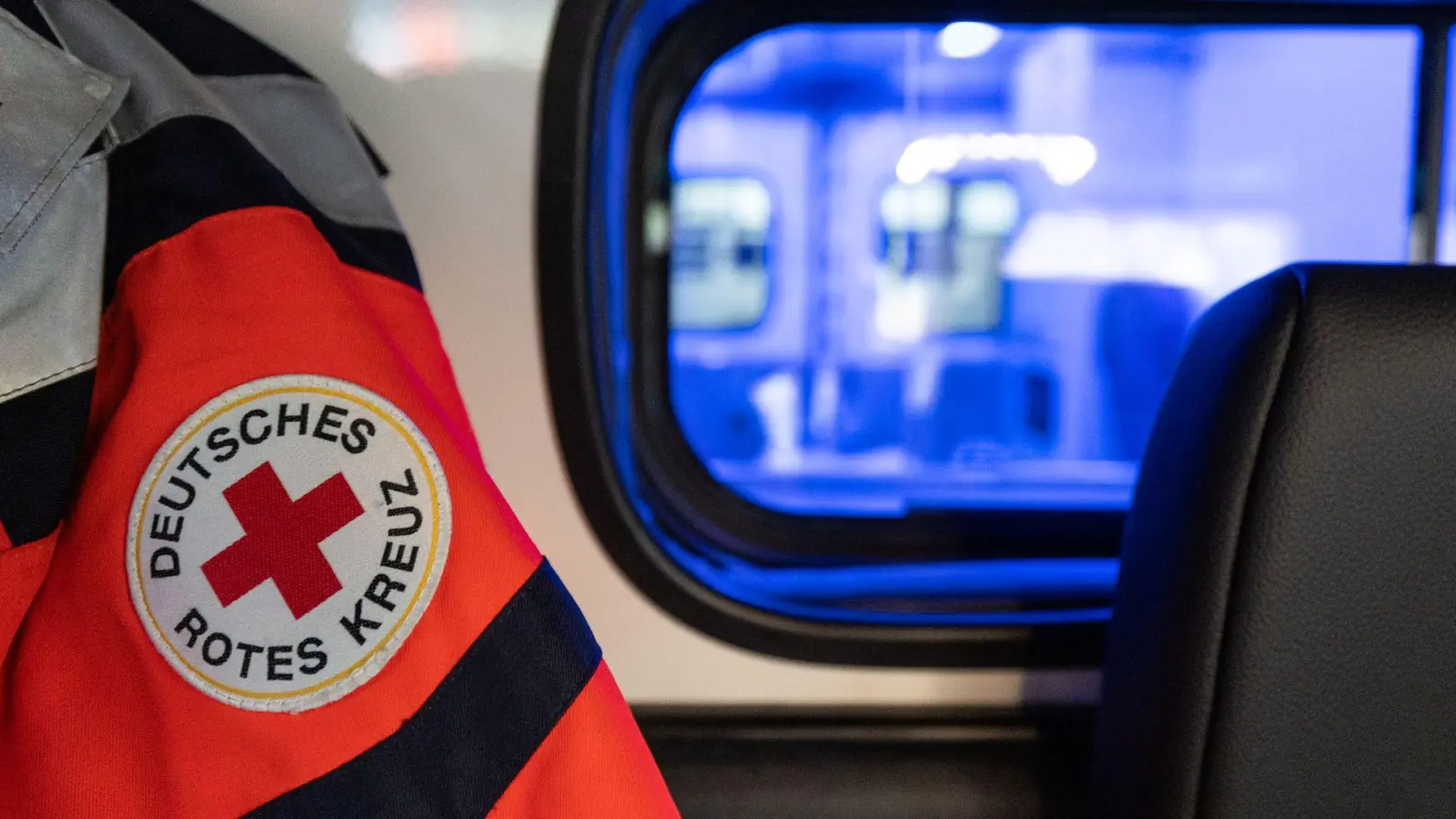 Der Rettungsdienst brachte den 20-Jährigen in ein Krankenhaus. (Symbolbild) (Foto: Hannes P Albert/dpa)