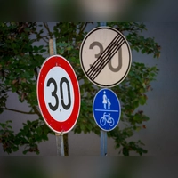 Eine Stunde vor Schulbeginn kann auf einem „hochfrequentierten Schulweg“ Tempo 30 angeordnet werden – darüber wurde auf der Bürgermeisterdienstversammlung aufgeklärt. (Foto: René Chlopotowski)