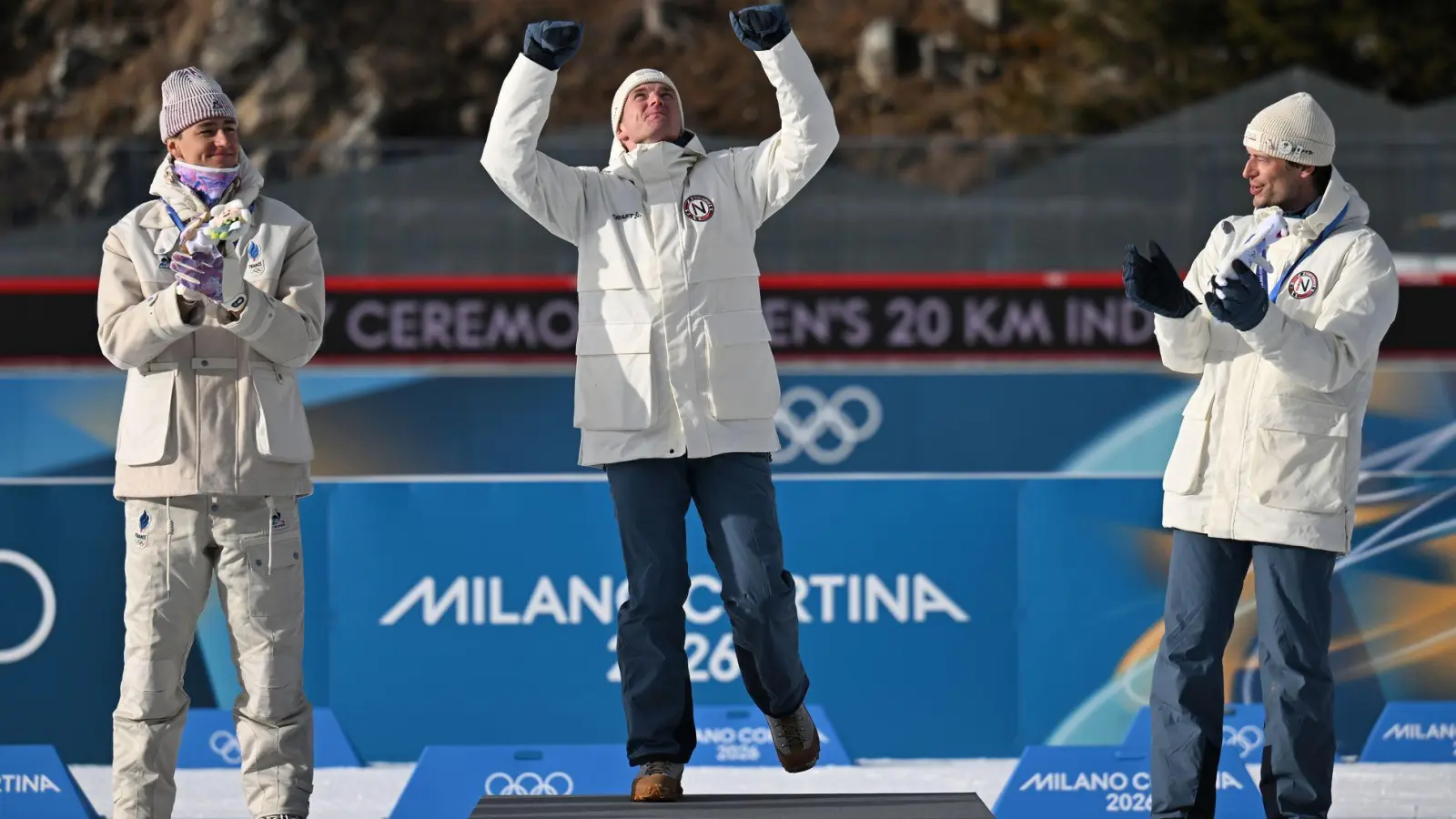Johan-Olav Botn (m) denkt bei seinem größten Erfolg an seinen gestorbenen Teamkollegn Sivert Bakken. (Foto: Hendrik Schmidt/dpa)