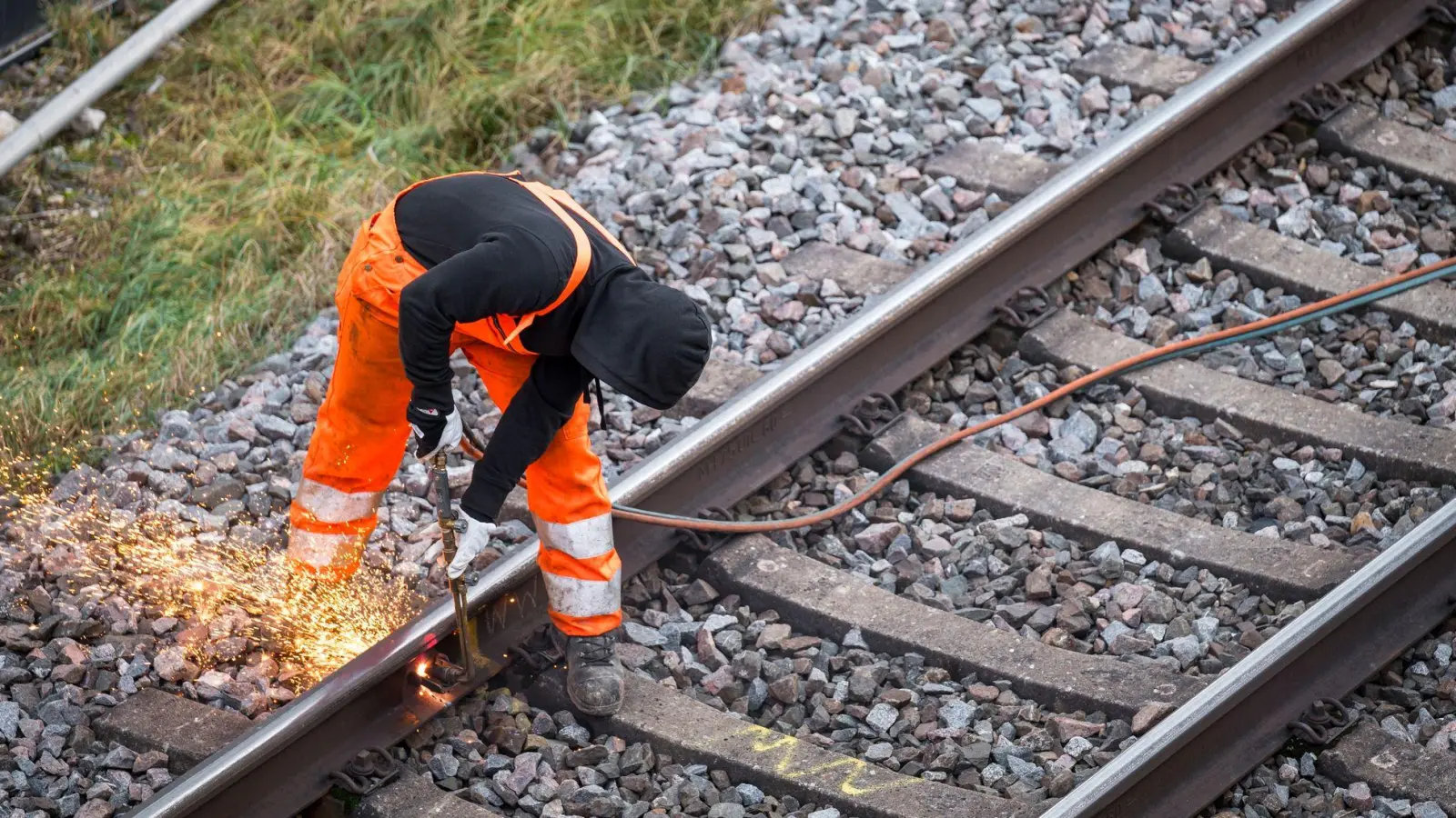 Das Bauprogramm der Bahn soll für mehr Pünktlichkeit sorgen. (Foto: Daniel Vogl/dpa)