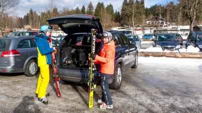 Wer seine Skiausrüstung im Kofferraum transportiert, sollte darauf achten, dass diese bündig an der Rückwand positioniert und mit einem Gepäcknetz gesichert ist. (Foto: Benjamin Nolte/dpa-tmn)