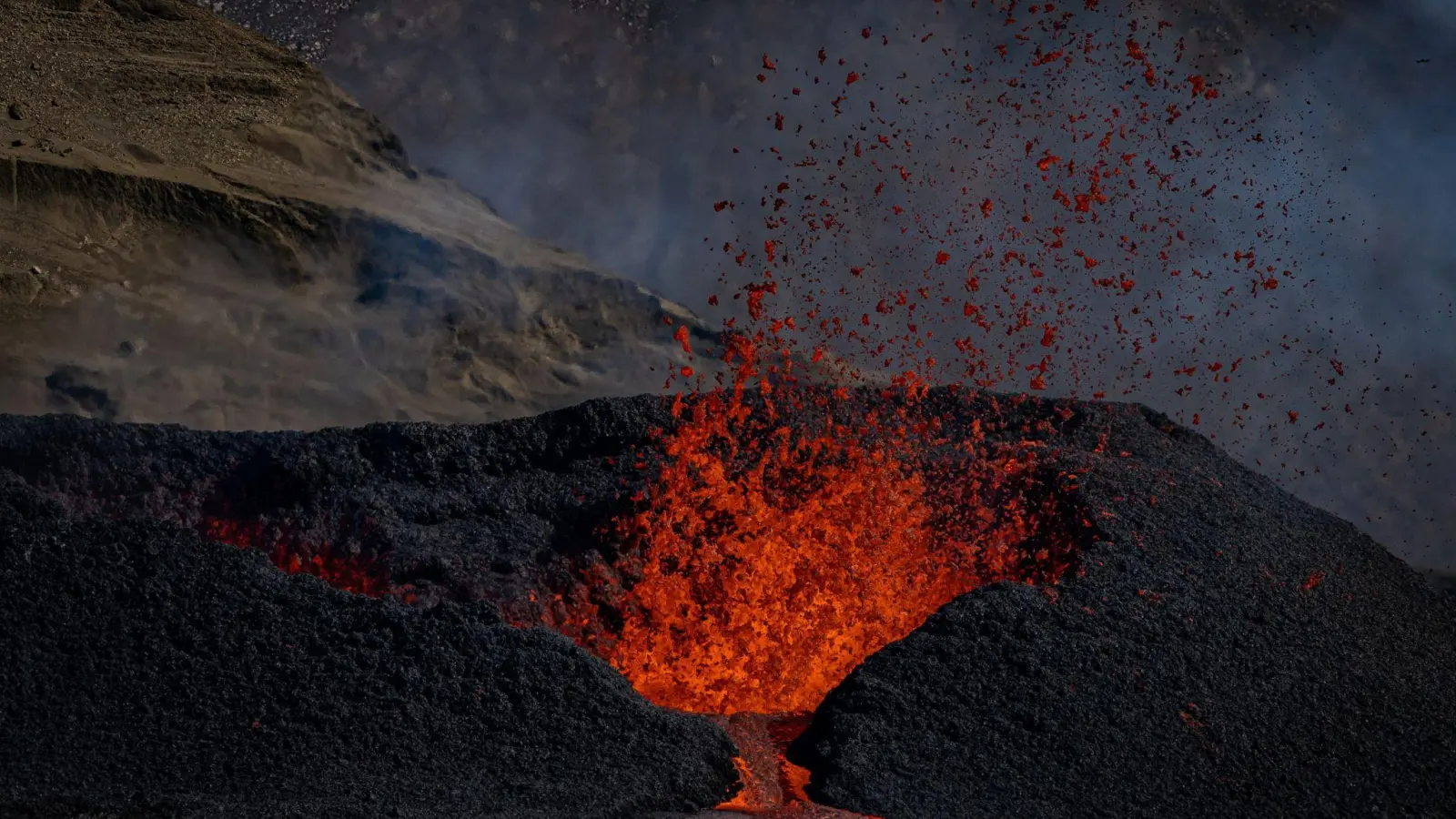 Magma strömt auf der Halbinsel Reykjanes aus einem herzförmigen Krater des Vulkans Fagradalsfjall nach einem Ausbruch aus einer neuen Spalte. (Foto: Aaron Chown/PA Wire/dpa)