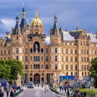 Das Bundesland Mecklenburg-Vorpommern möchte sich von US-Tech-Konzernen wie Microsoft stärker unabhängig machen.  (Foto: Jens Büttner/dpa)