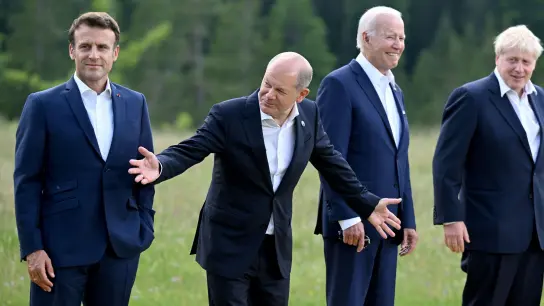 Die Staatschefs stellen sich für das Gruppenfoto während des G7-Gipfels auf Schloss Elmau auf. (Foto: Sven Hoppe/dpa)