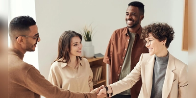 Wer sich aktiv vernetzt, Fachgruppen beitritt und in den Dialog mit Arbeitgebern tritt, erweitert sein berufliches Netzwerk gezielt. (Foto: Pexels)