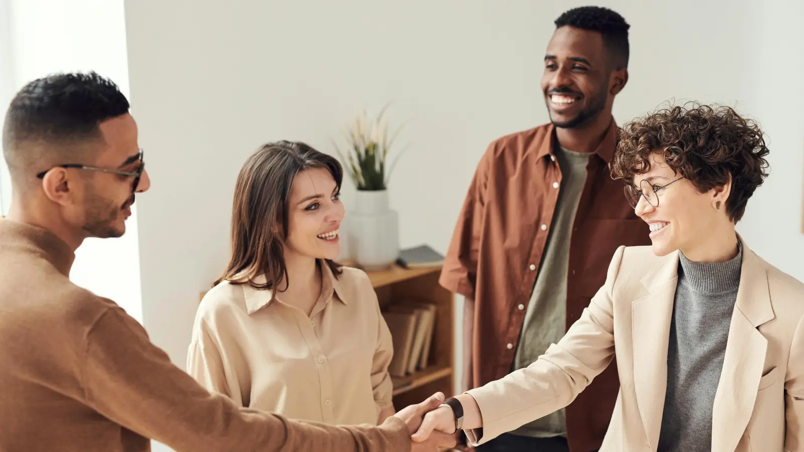 Wer sich aktiv vernetzt, Fachgruppen beitritt und in den Dialog mit Arbeitgebern tritt, erweitert sein berufliches Netzwerk gezielt. (Foto: Pexels)