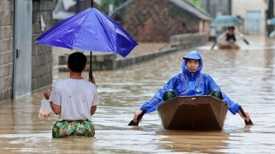 Am Stadtrand von Hanoi stand das Wasser meterhoch in den Straßen. (Foto: Pham Tuan Anh/VNA/AP/dpa)